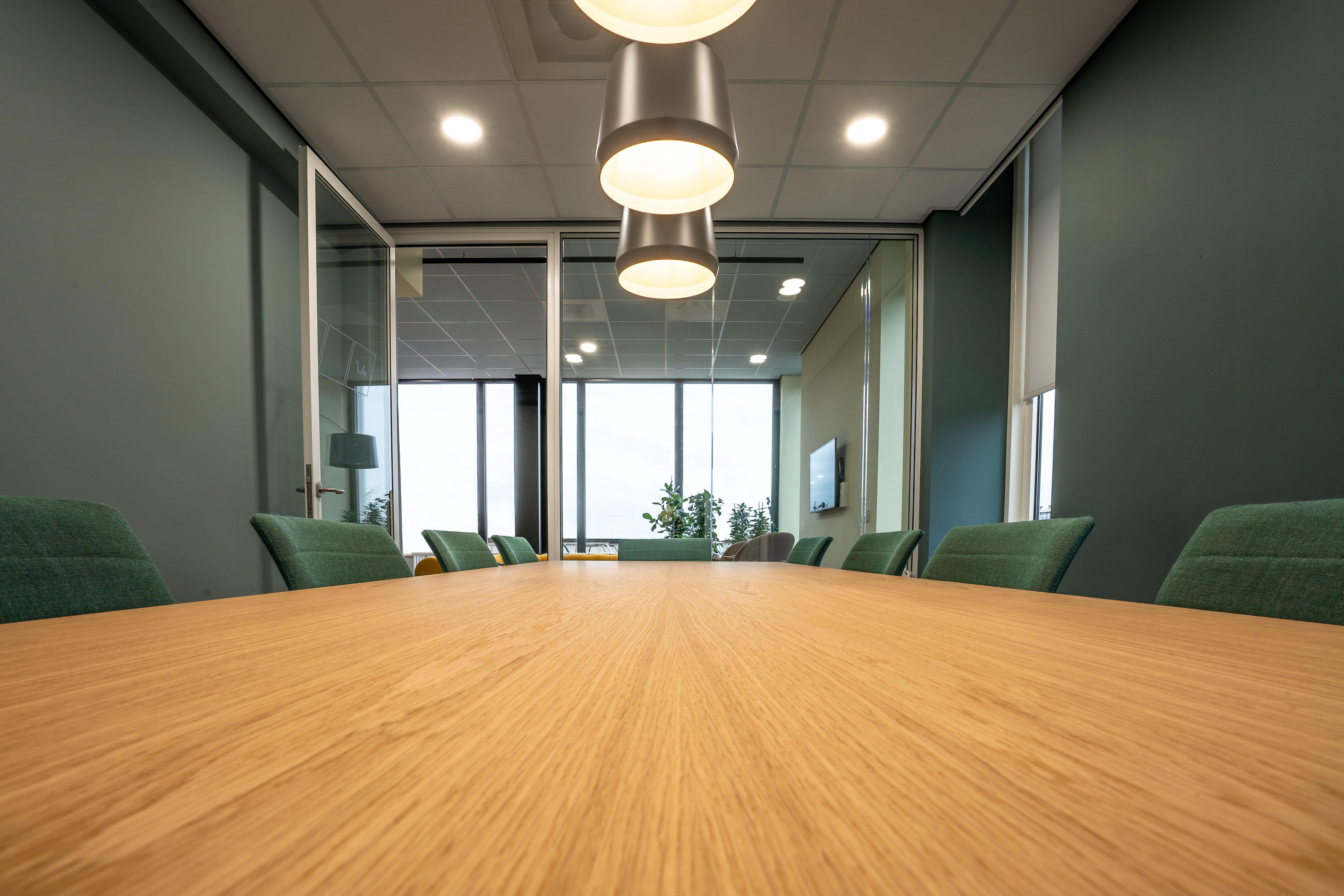 merancang ruang meeting - cs laminates - interior design